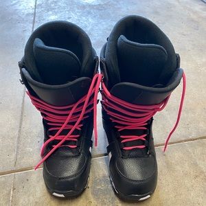 Snowboard boots